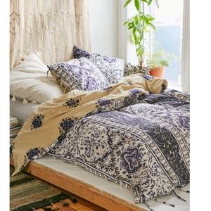 UO lopa yarn medallion comforter + cover